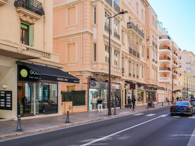 BOULEVARD DES MOULINS - BRIGHT 1-BEDROOM APARTMENT