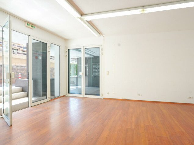 NEAR LARVOTTO - COMMERCIAL PREMISES OR OFFICES