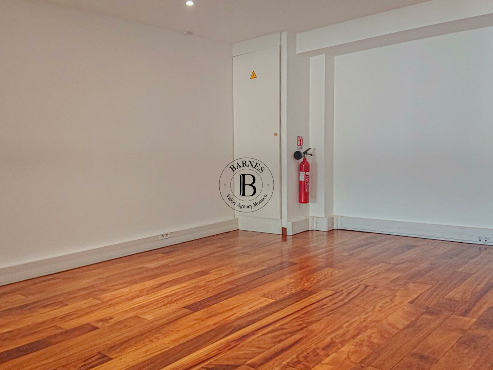 FONTVIEILLE PORT - OFFICE QUIET & PERFECT CONDITION - 3/5