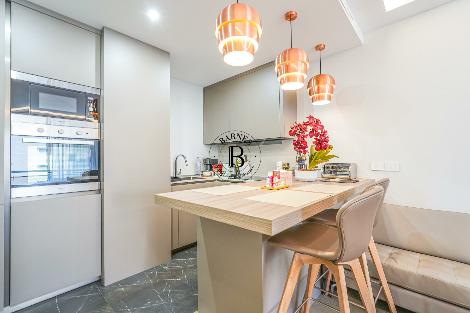 CHÂTEAU AMIRAL - RENOVATED 1-BEDROOM FLAT - 4/12