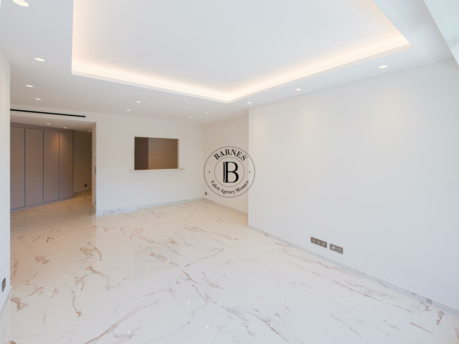 PARC SAINT ROMAN - RENOVATED 1-BEDROOM FLAT - 2/10