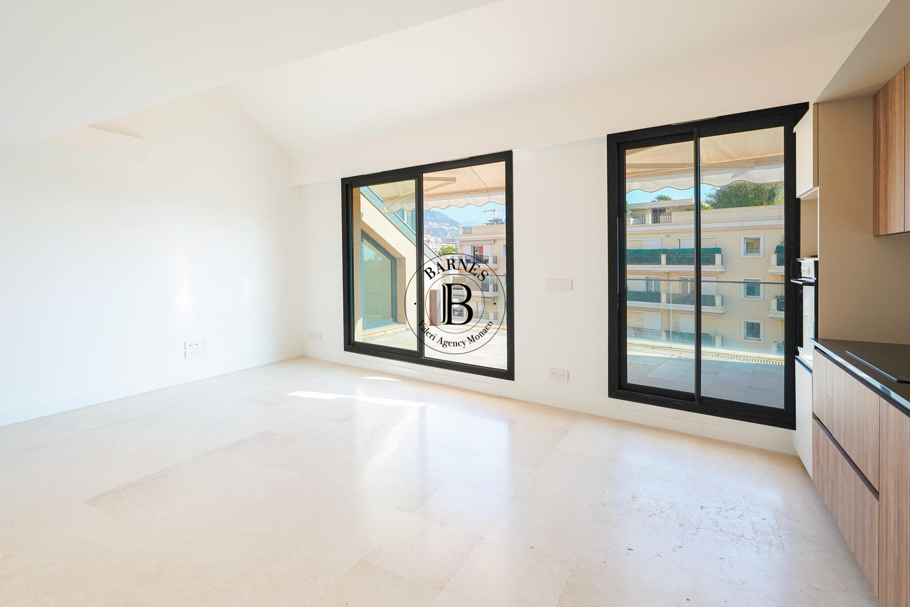 CONDAMINE – 3-BEDROOM FLAT ON TOP FLOOR – RENOVATED - 4/16