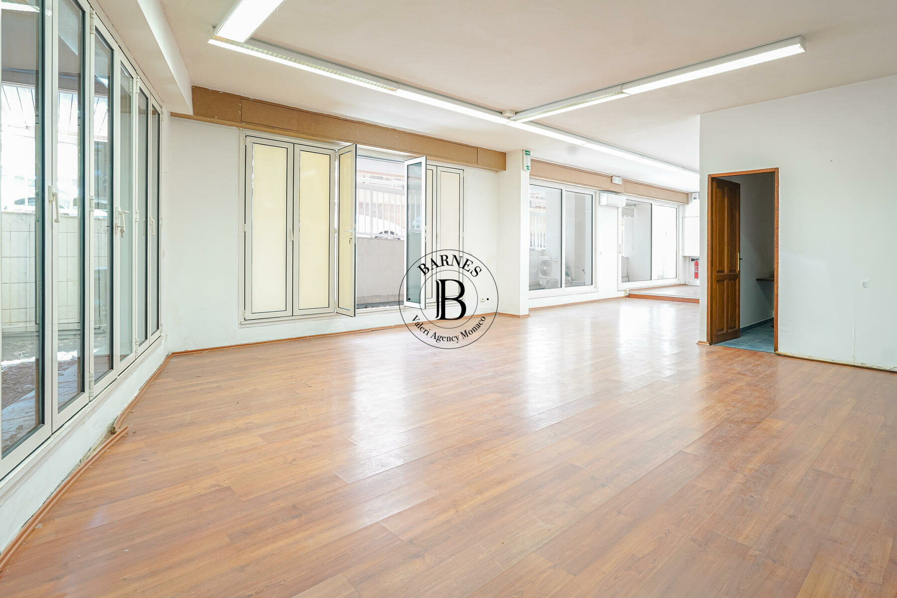 PROCHE LARVOTTO - LOCAL COMMERCIAL OU BUREAUX - 4/16