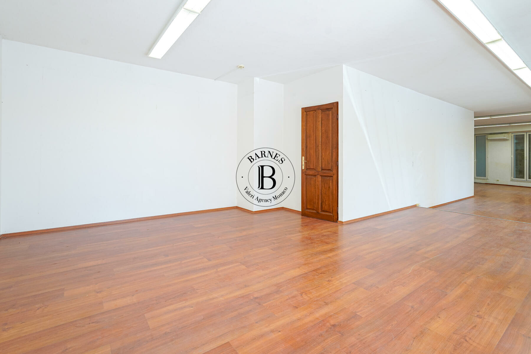 PROCHE LARVOTTO - LOCAL COMMERCIAL OU BUREAUX - 3/16