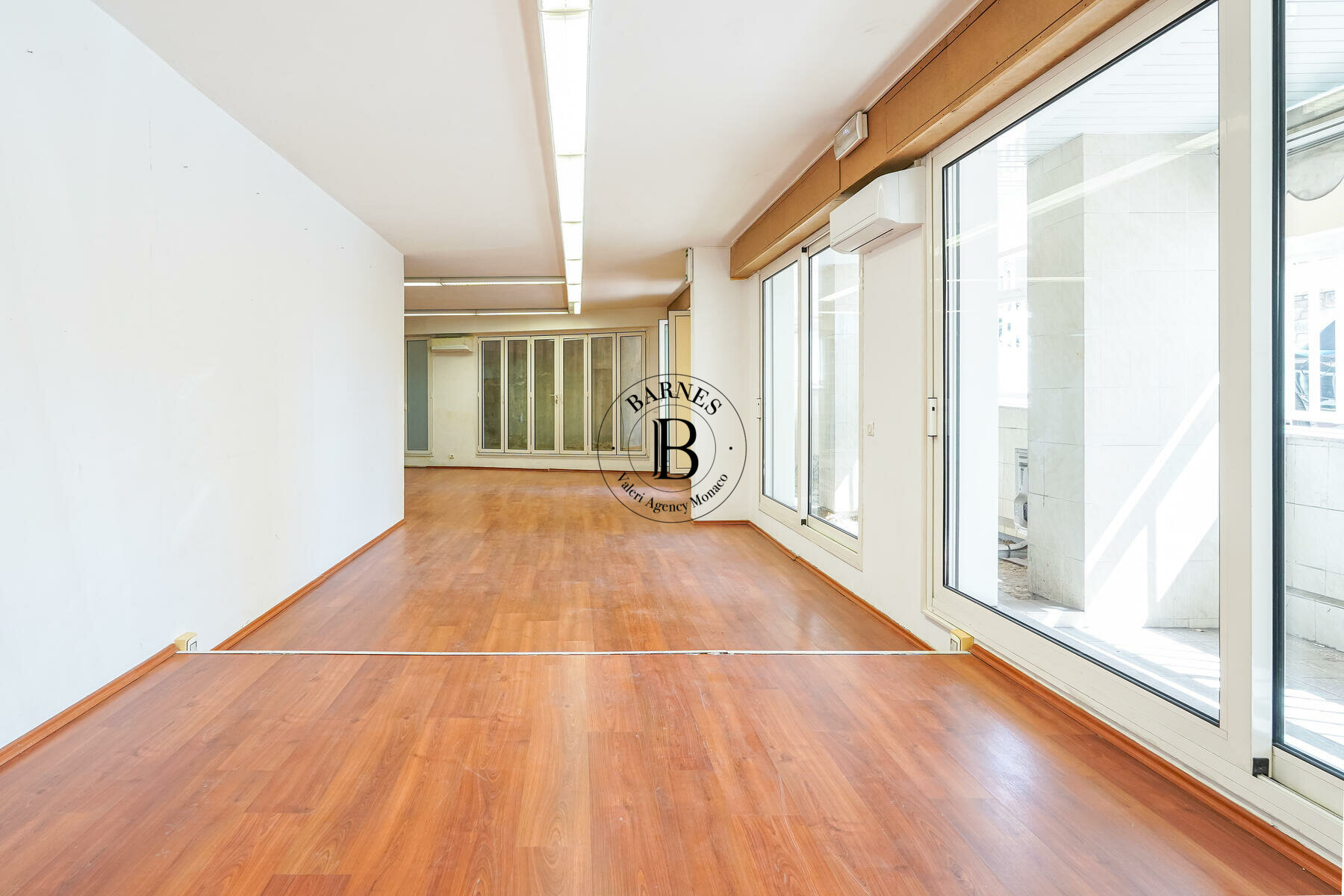 PROCHE LARVOTTO - LOCAL COMMERCIAL OU BUREAUX - 2/16